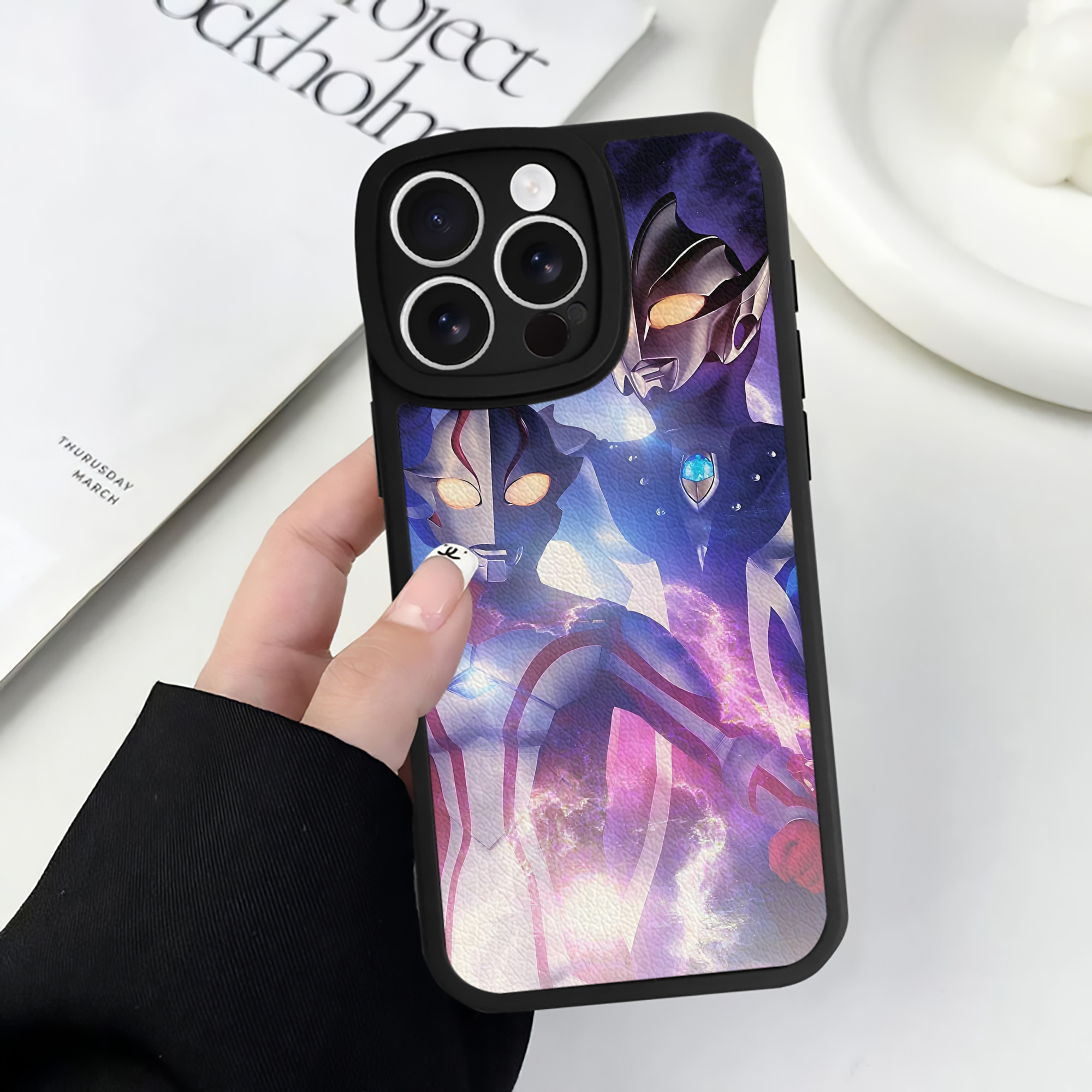 （画像用） ウルトラマン Ultraman 【iPhone 16シリーズ対応】シリコンスマホケース（レザー調） 材質：シリコン